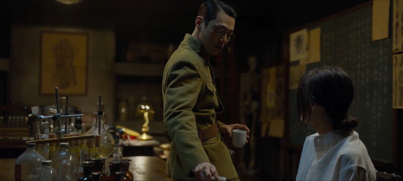 第一次尹采玉在實驗室裡,加藤(左)遞上水杯,沒告訴她裡面是和怪物有關的納人 第一次尹采玉在實驗室裡,加藤(左)遞上水杯,沒告訴她裡面是和怪物有關的納人