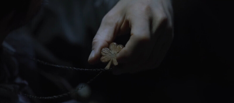 尹鍾元身上也配帶一樣的幸運草項鍊 尹鍾元身上也配帶一樣的幸運草項鍊