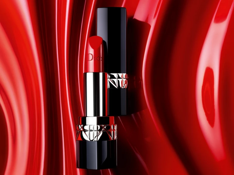 2020年迪奧999紅唇日，迪奧藍星唇膏#999情境照。