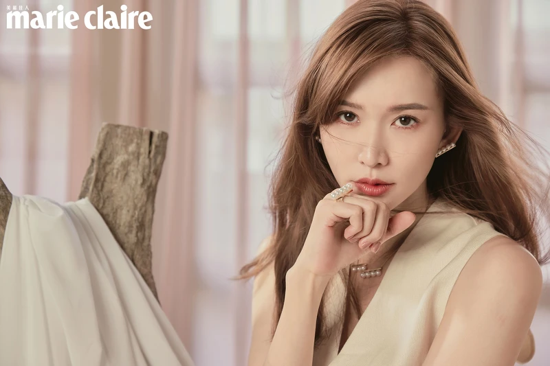 Balance Step項鍊、Balance Plus 耳環、Balance Signature戒指、Balance Era 戒指,all by TASAKI; 粉色西裝背心、粉色不對稱長裙,both by Ralph Lauren; 白色襪套、白色芭蕾平底鞋,Stylist’s Own。  Balance Step項鍊、Balance Plus 耳環、Balance Signature戒指、Balance Era 戒指,all by TASAKI; 粉色西裝背心、粉色不對稱長裙,both by Ralph Lauren; 白色襪套、白色芭蕾平底鞋,Stylist’s Own。