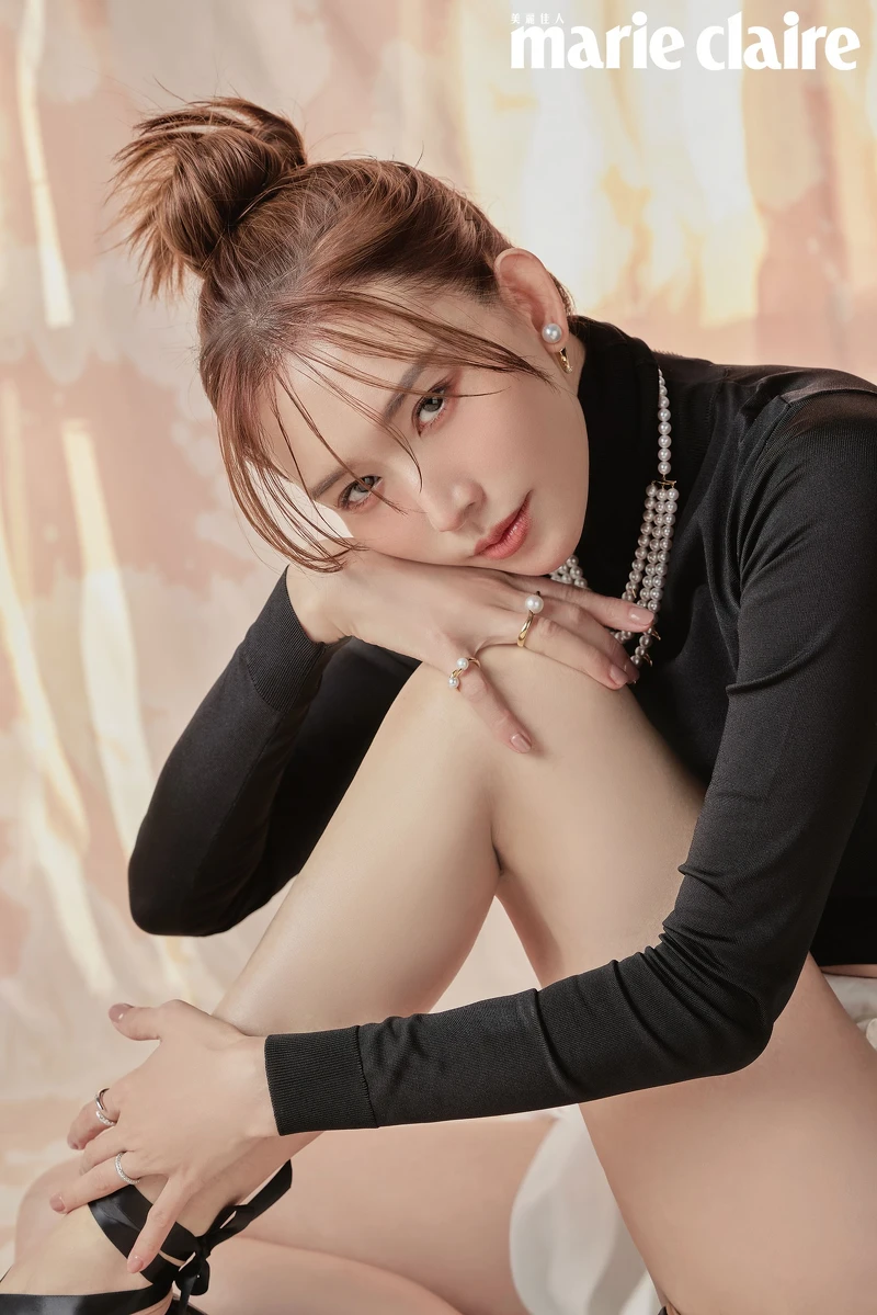 Danger Horn Diamonds Pave耳環、Danger Fang項鍊、Danger Horn Novel戒指、Danger Fang戒指、Danger Horn Plus戒指,all by TASAKI; 黑色短版上衣、白色緞面開衩長褲,both by Ralph Lauren; 黑色綁帶芭蕾平底鞋,Repetto。  Danger Horn Diamonds Pave耳環、Danger Fang項鍊、Danger Horn Novel戒指、Danger Fang戒指、Danger Horn Plus戒指,all by TASAKI; 黑色短版上衣、白色緞面開衩長褲,both by Ralph Lauren; 黑色綁帶芭蕾平底鞋,Repetto。