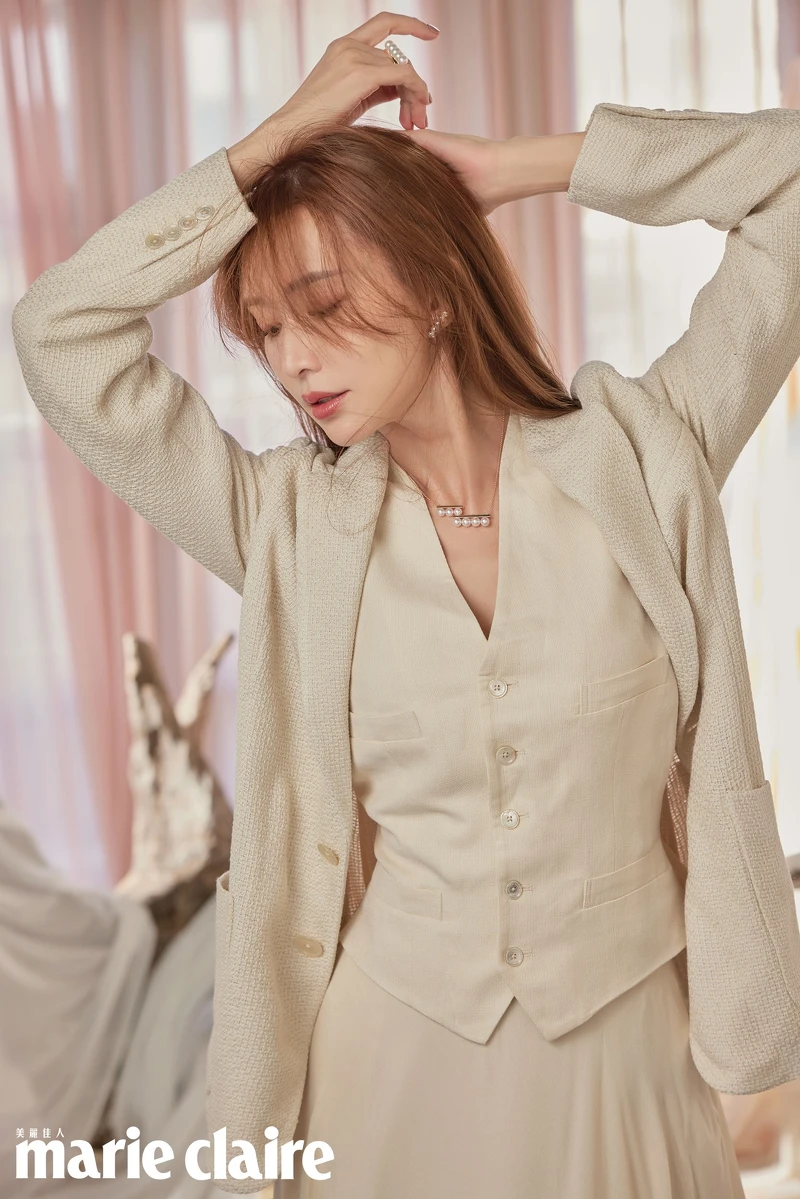 Balance Step項鍊、Balance Plus 耳環、Balance Signature戒指、Balance Era 戒指,all by TASAKI; 粉色西裝背心、粉色不對稱長裙,both by Ralph Lauren; 白色襪套、白色芭蕾平底鞋,Stylist’s Own。  Balance Step項鍊、Balance Plus 耳環、Balance Signature戒指、Balance Era 戒指,all by TASAKI; 粉色西裝背心、粉色不對稱長裙,both by Ralph Lauren; 白色襪套、白色芭蕾平底鞋,Stylist’s Own。