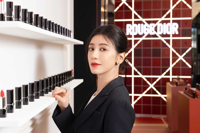2024迪奧彩妝大使賈靜雯演繹迪奧藍星唇膏#999。 2024迪奧彩妝大使賈靜雯演繹迪奧藍星唇膏#999。