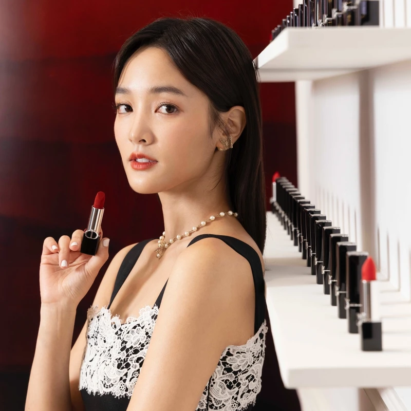 王淨擦上迪奧藍星唇膏絲絨特霧#777。 王淨擦上迪奧藍星唇膏絲絨特霧#777。