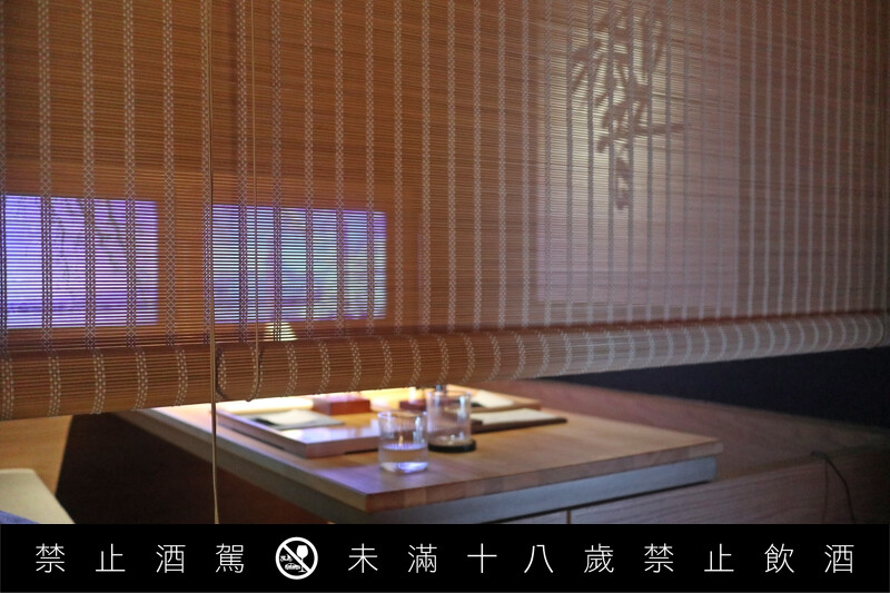 可容納四人的包廂區,特意以檜木打造。 可容納四人的包廂區,特意以檜木打造。