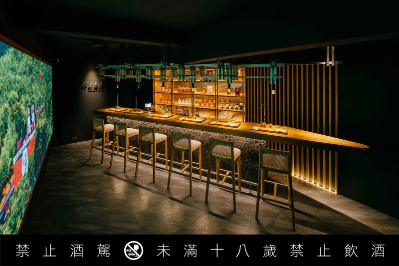 吧檯座位區僅有8席。 吧檯座位區僅有8席。