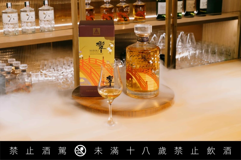 「響 百年紀念款」的華麗瓶身。 「響 百年紀念款」的華麗瓶身。