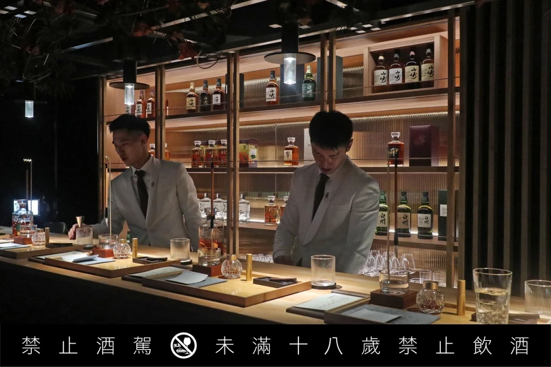 在調酒師身後陳列了許多三得利的傳奇酒款。 在調酒師身後陳列了許多三得利的傳奇酒款。