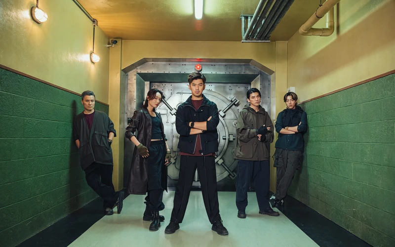 陳柏霖（中）在賀歲片《還錢》領軍竊盜集團，左起為李銘忠、蔡思韵，右起為蔡凡熙、林哲熹