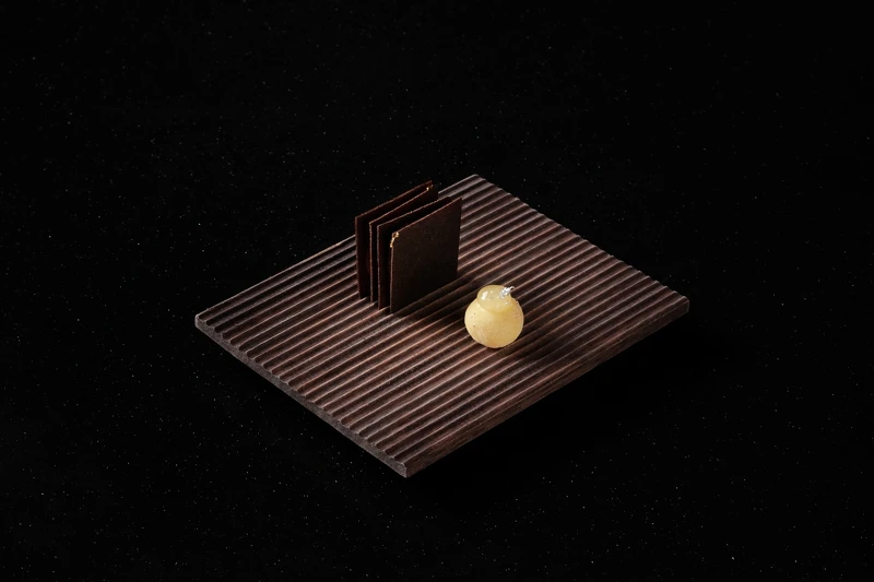 伴茶小點使用一黑一白兩款巧克力來製作。 伴茶小點使用一黑一白兩款巧克力來製作。