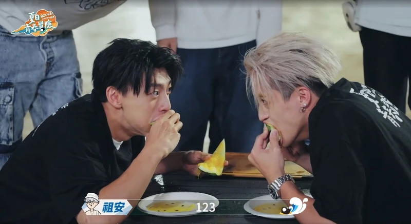 《Ozone夏日青春冒險》文廷(左)、哲言不慎將滿嘴西瓜噴到對方臉上。 《Ozone夏日青春冒險》文廷(左)、哲言不慎將滿嘴西瓜噴到對方臉上。