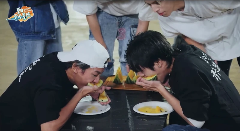 《Ozone夏日青春冒險》煥鈞(左)、佳辰比拼「西瓜木頭人」。 《Ozone夏日青春冒險》煥鈞(左)、佳辰比拼「西瓜木頭人」。