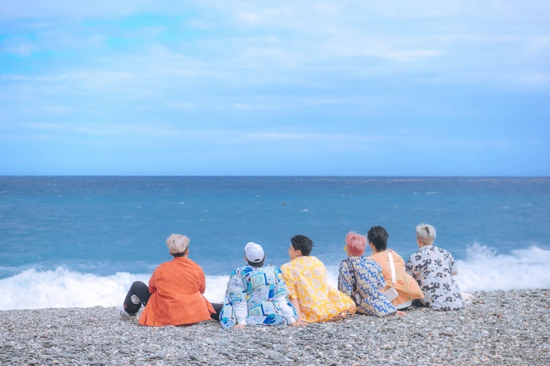 《Ozone夏日青春冒險》六位少年用花蓮絕美七星潭海景療癒身心。