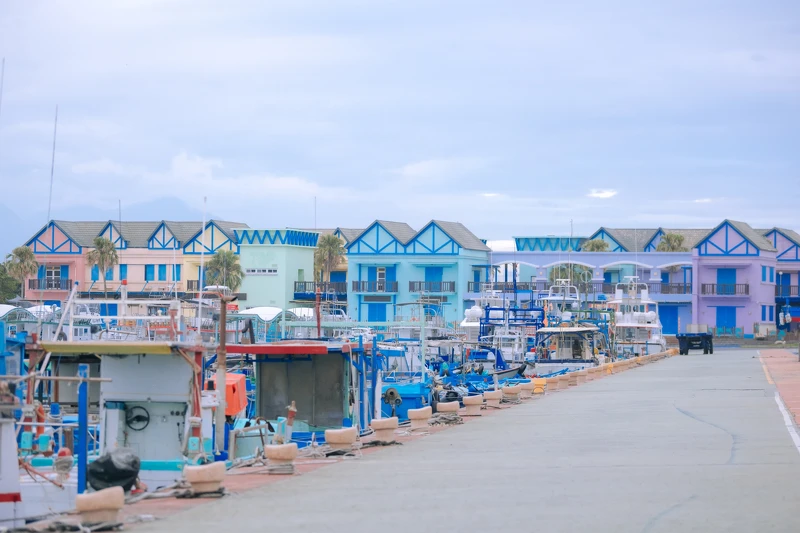 《Ozone夏日青春冒險》花蓮漁港美景盡收。