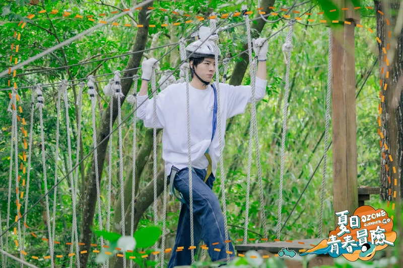 《Ozone夏日青春冒險》野猴子探險森林體驗當叢林泰山。