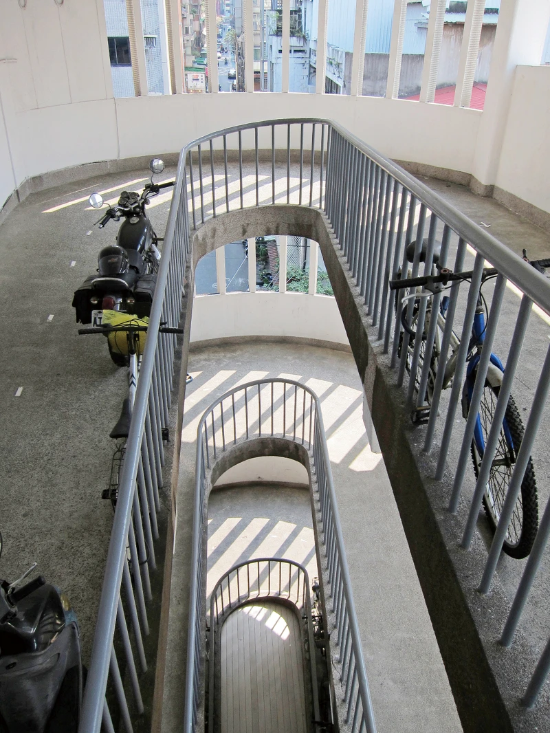 台北吉林路機車道公寓。攝影／李清志 大塊文化提供 