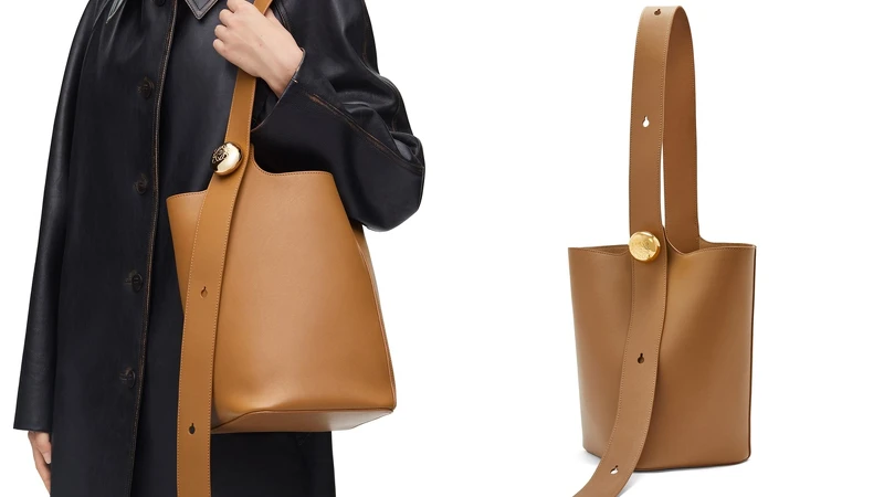Loewe Medium Pebble Bucket bag，NT$89,000。