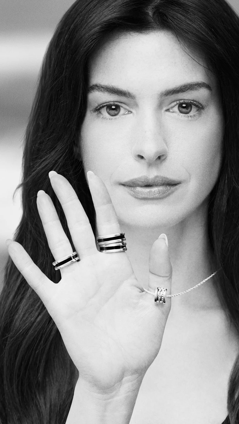 寶格麗全球品牌代言人安海瑟薇 (Anne Hathaway) 演繹寶格麗與救助兒童會形象廣告#WITHMEWITHYOU (直式)