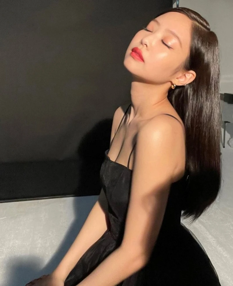 Jennie這樣穿搭珠寶02:耳環