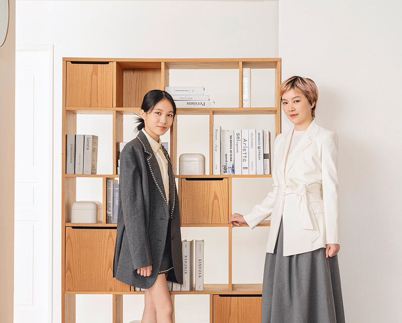 阮鳳儀：米白色針織衫、白色西裝外套，both by Club Monaco。林品彤：米白色緞面背心、灰色水鑽領西裝外套、灰色水鑽邊短裙，all by Sandro、 雙帶厚底瑪莉珍鞋，Charles & Keith。