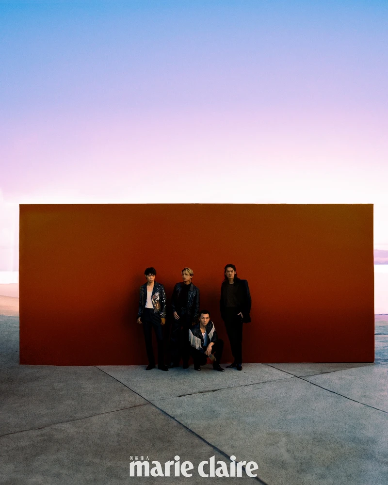 李沂邦／黑色皮革塗鴉騎士外套、黑色搭釦皮鞋，all by CELINE；白色無袖背心，Calvin Klein；金蔥細紋西褲，AllSaints。徐維均／黑色鉚釘皮革外套、黑色立領針織毛衣、黑色皮革搭釦中筒跟靴，all by CELINE；黑色皮革長褲，AllSaints。蔡維澤／鑽飾流蘇黑色皮革外套、黑色丹寧長褲、黑色壓花高筒跟靴，all by CELINE；白色無袖背心，AllSaints。鄭光良／黑色寬鬆西裝外套、黑色西裝長褲、黑色漆皮方頭皮鞋，all by Saint Laurent；咖啡色動物紋上衣，John Varvatos。