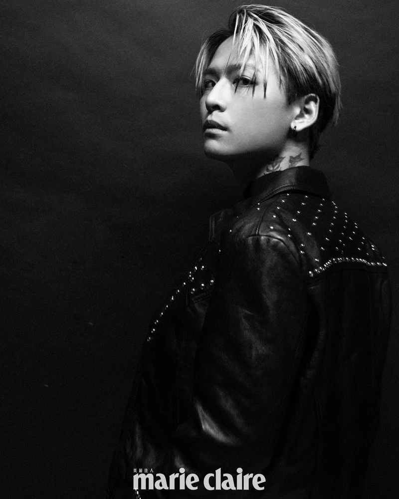 徐維均／黑色鉚釘皮革外套、黑色立領針織毛衣，both by CELINE。