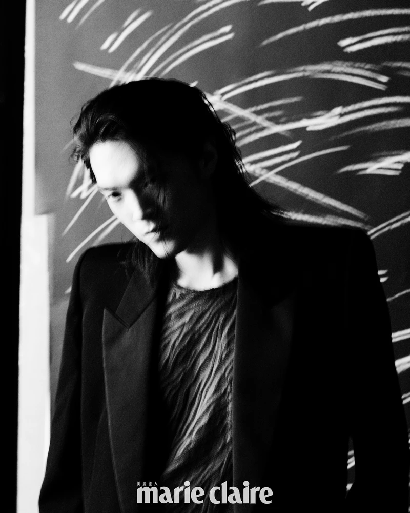 鄭光良／黑色寬鬆西裝外套，Saint Laurent；咖啡色動物紋上衣，John Varvatos。