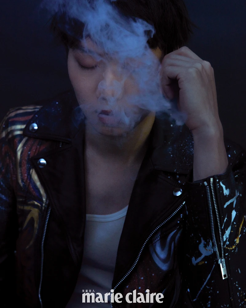 李沂邦／黑色皮革塗鴉騎士外套，CELINE；白色無袖背心，Calvin Klein。