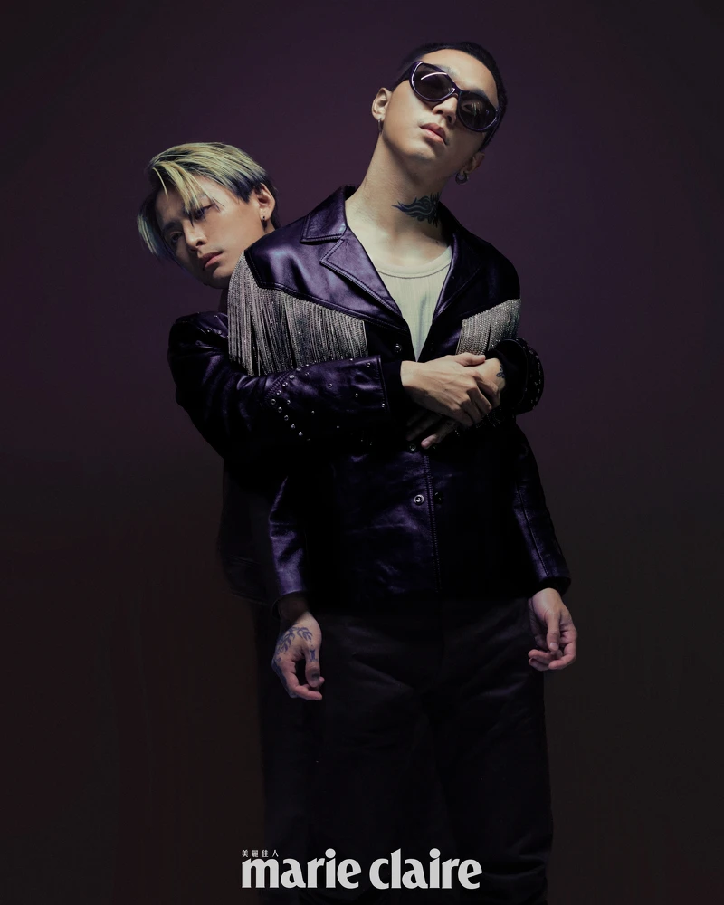 徐維均／黑色鉚釘皮革外套、黑色立領針織毛衣，both by CELINE；黑色皮革長褲，AllSaints。蔡維澤／鑽飾流蘇黑色皮革外套、黑色丹寧長褲，both by CELINE；白色無袖背心，AllSaints。