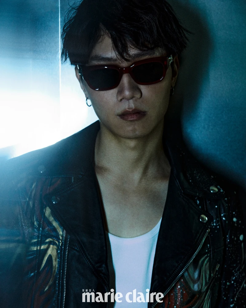 李沂邦／黑色皮革塗鴉騎士外套，CELINE；白色無袖背心，Calvin Klein。