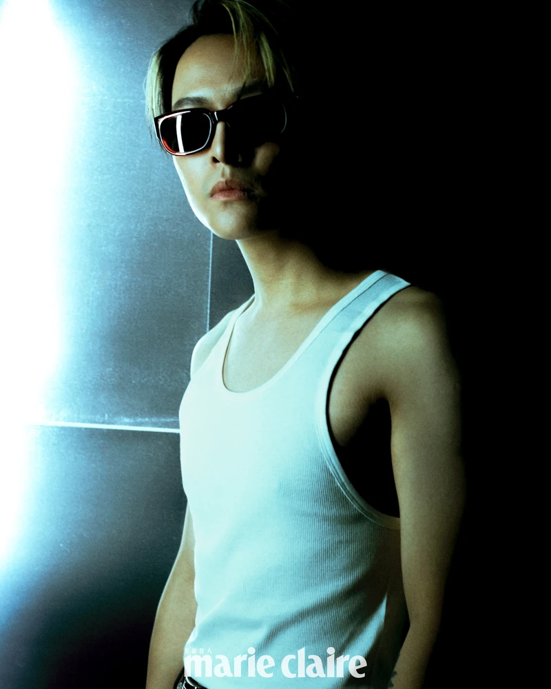 徐維均／白色無袖背心，Calvin Klein。