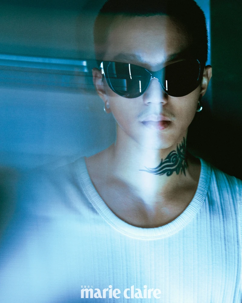 蔡維澤／白色無袖背心，AllSaints。