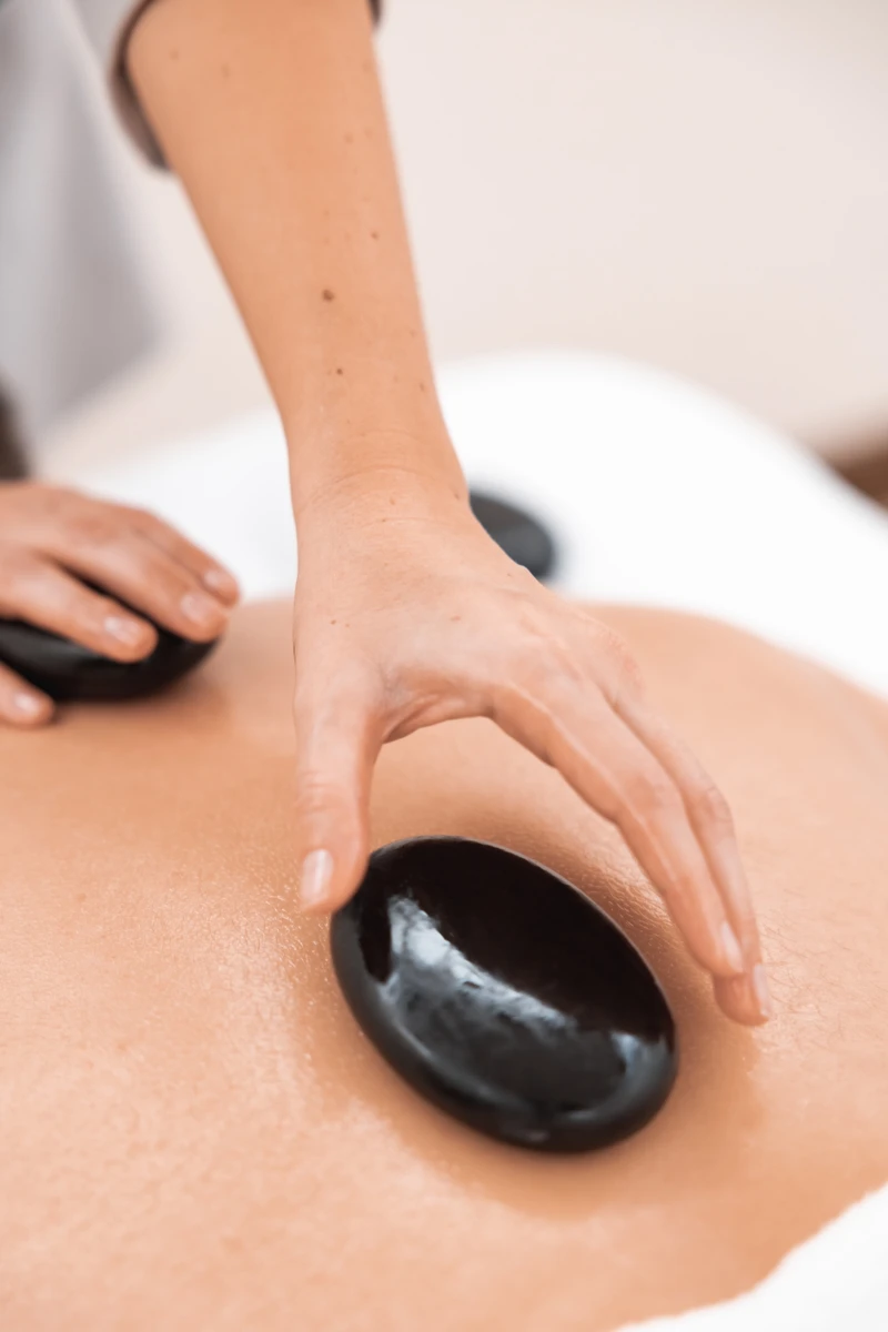 使用一系列頂級保養品 Swiss Perfection 鉑金瑞士呵護賓客。 使用一系列頂級保養品 Swiss Perfection 鉑金瑞士呵護賓客。