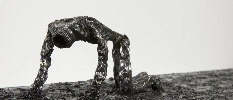 (作品圖 爬行的人 (局部)/石晉華 (1964-)/2018-2019/油彩、錫管、畫布/23x128x11 公分/私人收藏 A Crawling Man (detail)/Jin-hua Shi (1964-)/2018-2019/Oil and tube on canvas/23x128x11 cm/Private collection) ©石晉華