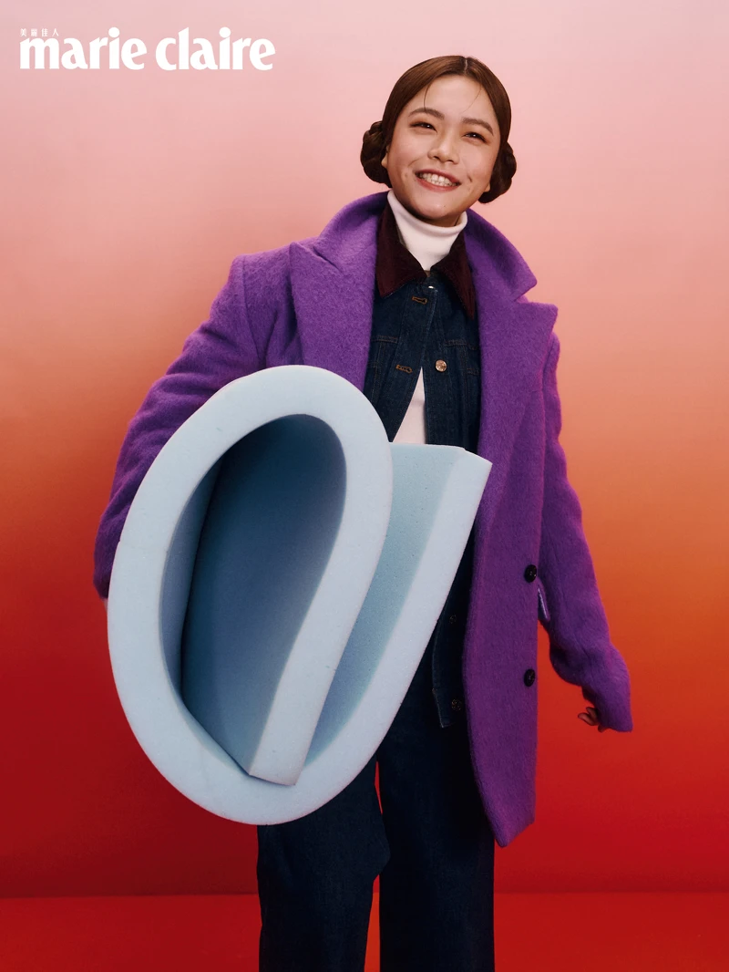 白色高領， Boss；深藍色翻領束腰丹寧外套、深藍色丹寧褲，all by Sandro；羊毛西裝外套，MSGM。