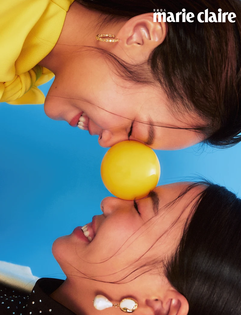 Celine:白色西裝外套、白色西裝褲,珍珠耳環,all by Chloé;水鑽高領上衣,Maje。Cynthia:黃色綁帶蝴蝶結洋裝,Msgm;圓形耳環,Maje。 Celine:白色西裝外套、白色西裝褲,珍珠耳環,all by Chloé;水鑽高領上衣,Maje。Cynthia:黃色綁帶蝴蝶結洋裝,Msgm;圓形耳環,Maje。