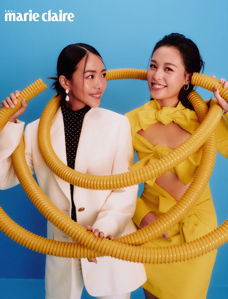 Celine:白色西裝外套、白色西裝褲,珍珠耳環,all by Chloé;水鑽高領上衣,Maje。Cynthia:黃色綁帶蝴蝶結洋裝,Msgm;圓形耳環,Maje。 Celine:白色西裝外套、白色西裝褲,珍珠耳環,all by Chloé;水鑽高領上衣,Maje。Cynthia:黃色綁帶蝴蝶結洋裝,Msgm;圓形耳環,Maje。