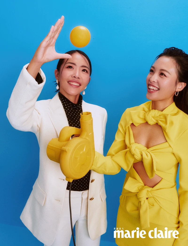 Celine:白色西裝外套、白色西裝褲,珍珠耳環,all by Chloé;水鑽高領上衣,Maje。Cynthia:黃色綁帶蝴蝶結洋裝,Msgm;圓形耳環,Maje。 Celine:白色西裝外套、白色西裝褲,珍珠耳環,all by Chloé;水鑽高領上衣,Maje。Cynthia:黃色綁帶蝴蝶結洋裝,Msgm;圓形耳環,Maje。