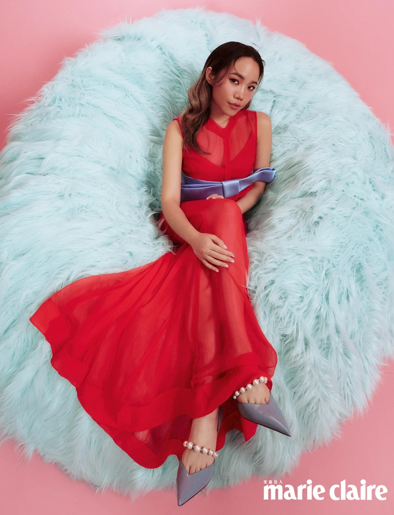 雪紡撞色蝴蝶結晚禮服，Gucci；珍珠飾漆皮高跟鞋，Jimmy Choo。