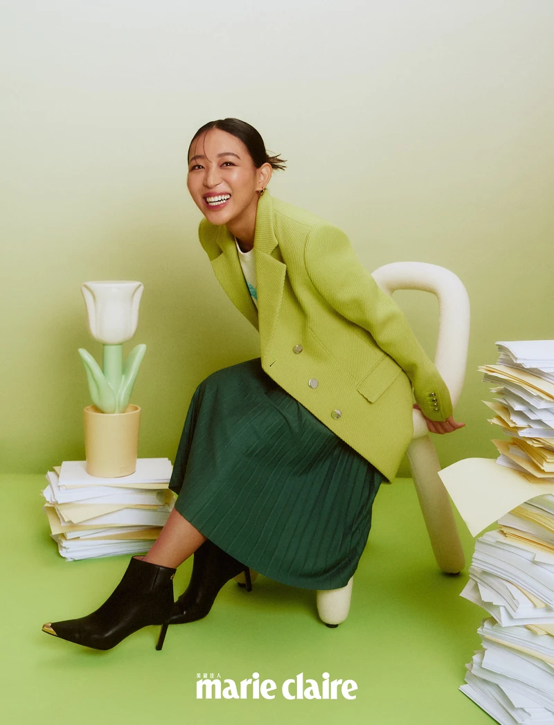 98愛心毛衣,Maje;螢光檸檬綠西裝外套、黑色高跟鞋,all by Boss;深綠色百褶裙,Lacoste。 98愛心毛衣,Maje;螢光檸檬綠西裝外套、黑色高跟鞋,all by Boss;深綠色百褶裙,Lacoste。