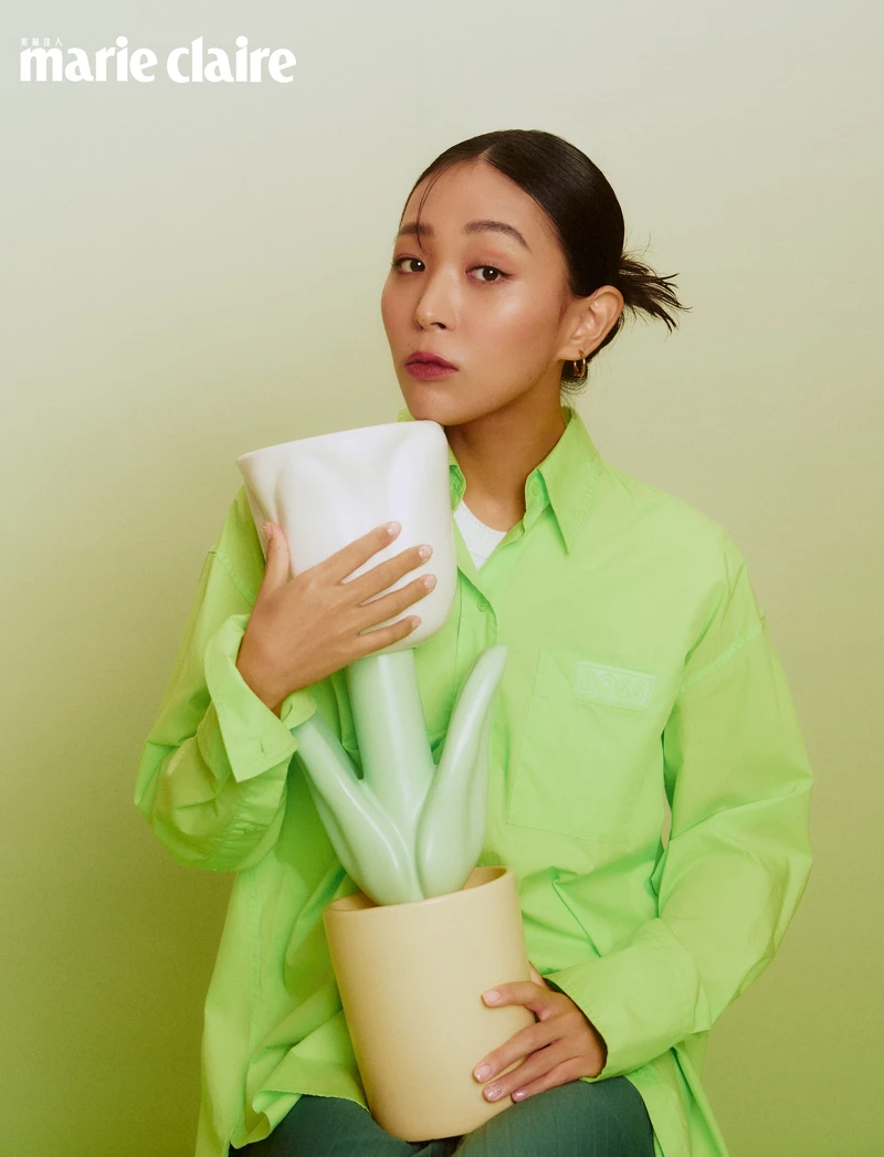 98愛心毛衣,Maje;螢光檸檬綠襯衫, Boss;深綠色百褶裙,Lacoste。 98愛心毛衣,Maje;螢光檸檬綠襯衫, Boss;深綠色百褶裙,Lacoste。