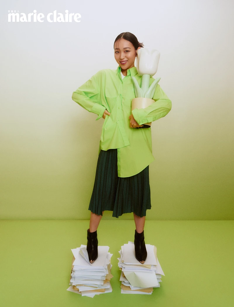 98愛心毛衣,Maje;螢光檸檬綠襯衫、黑色高跟鞋,all by Boss;深綠色百褶裙,Lacoste。 98愛心毛衣,Maje;螢光檸檬綠襯衫、黑色高跟鞋,all by Boss;深綠色百褶裙,Lacoste。