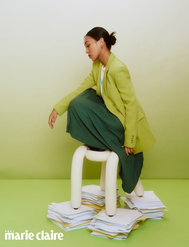 98愛心毛衣,Maje;螢光檸檬綠西裝外套、黑色高跟鞋,all by Boss;深綠色百褶裙,Lacoste。 98愛心毛衣,Maje;螢光檸檬綠西裝外套、黑色高跟鞋,all by Boss;深綠色百褶裙,Lacoste。