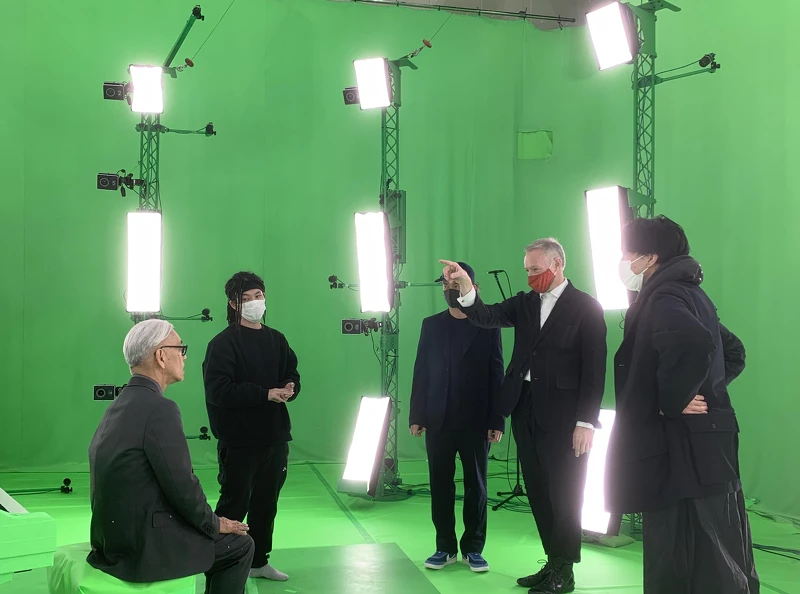 坂本龍一、導演托德．埃克特和 Rhizomatiks 的影像紀錄團隊在立體攝影的最後一天（攝於2020.12.16）圖片／國家兩廳院官網