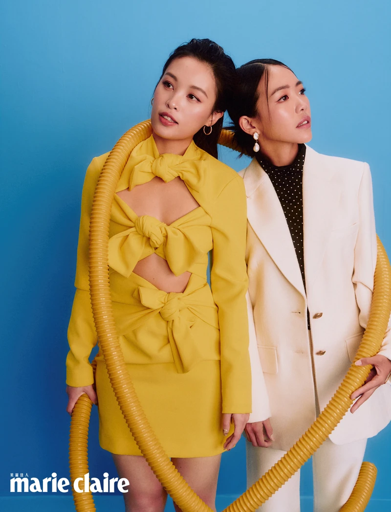 Celine:白色西裝外套、白色西裝褲,珍珠耳環,all by Chloé;水鑽高領上衣,Maje。Cynthia:黃色綁帶蝴蝶結洋裝,Msgm;圓形耳環,Maje。 Celine:白色西裝外套、白色西裝褲,珍珠耳環,all by Chloé;水鑽高領上衣,Maje。Cynthia:黃色綁帶蝴蝶結洋裝,Msgm;圓形耳環,Maje。