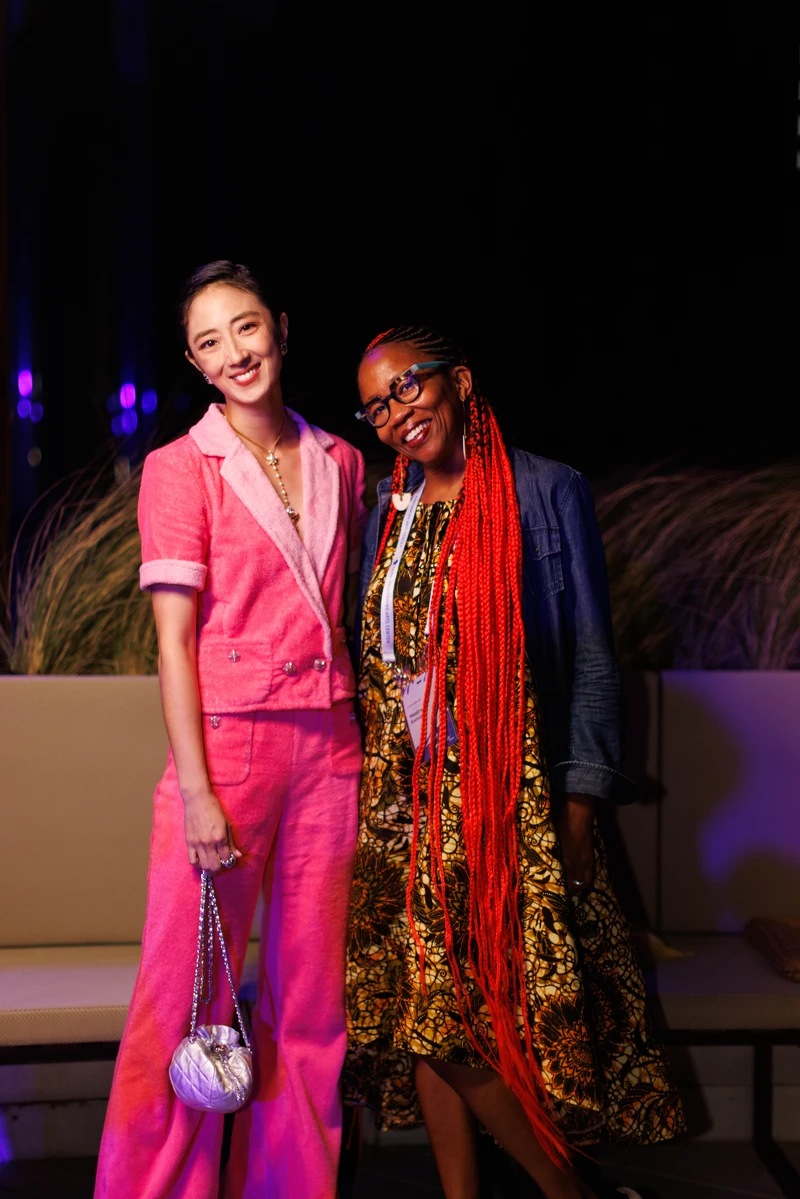 香奈兒品牌大使桂綸鎂與2023 Camping Asia 開幕作品《我是紅》的創作者－肯亞藝術家萬吉魯．卡穆尤在After Party開心合影交流 @TPAC by Paul Chao