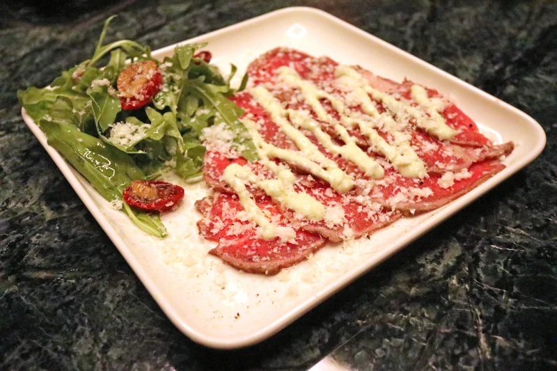 「GUGU 生牛肉」。 「GUGU 生牛肉」。