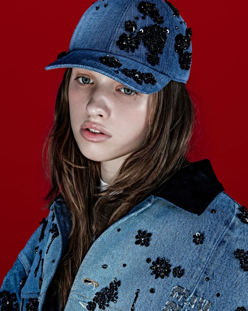 該系列也包含丹寧棒球帽、髮夾等，Upcycled 系列產品的獨特之處在於，在您購買產品的 30 天後，您可透過掃瞄 NFC 標籤，要求領取並檢視您購買的服裝、手袋或配飾的所有權數位證書。