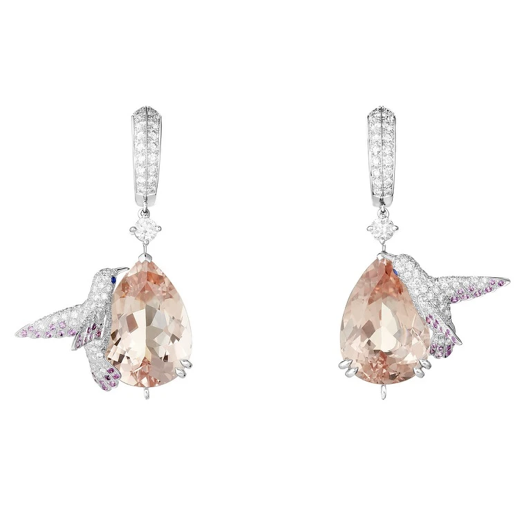 BOUCHERON Animaux 動物系列Hopi耳環，18K白金鑲嵌摩根石、粉色藍寶石、藍色藍寶石和鑽石，台幣參考價格 4,830,000
