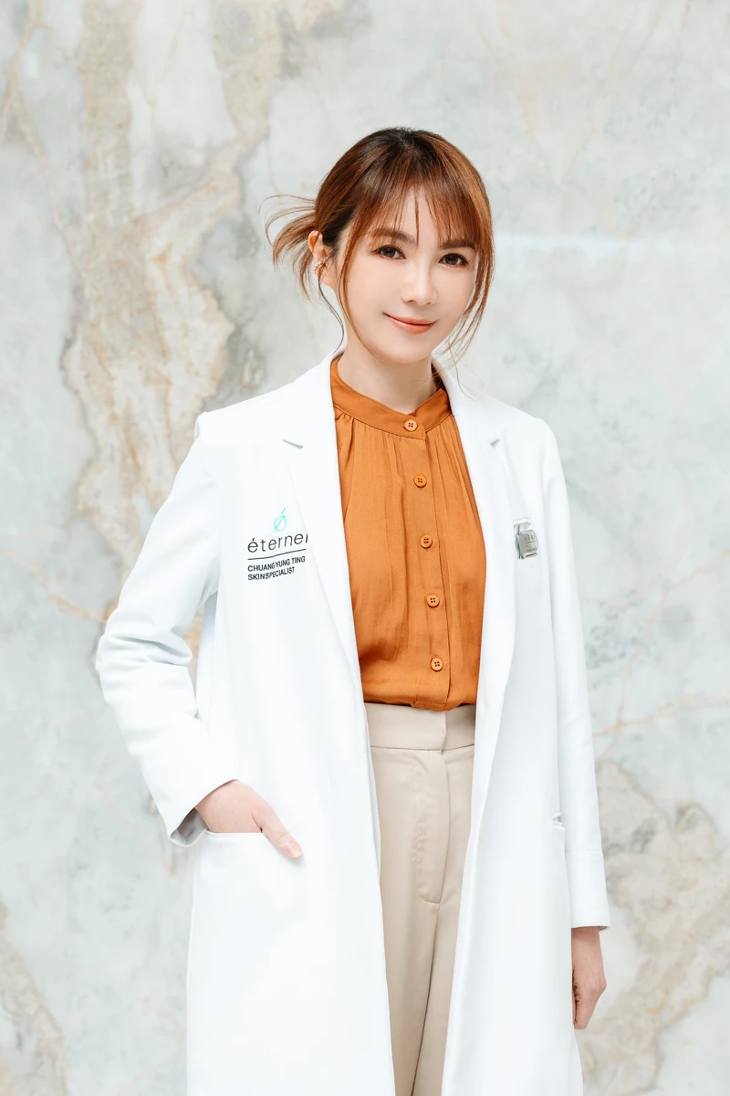 皮膚專科醫師莊詠婷不僅擁有自然緊緻的美貌,專業細心的診療過程更獲許多藝人、名媛指名御用,被媒體譽為「最美皮膚科醫師」。 皮膚專科醫師莊詠婷不僅擁有自然緊緻的美貌,專業細心的診療過程更獲許多藝人、名媛指名御用,被媒體譽為「最美皮膚科醫師」。